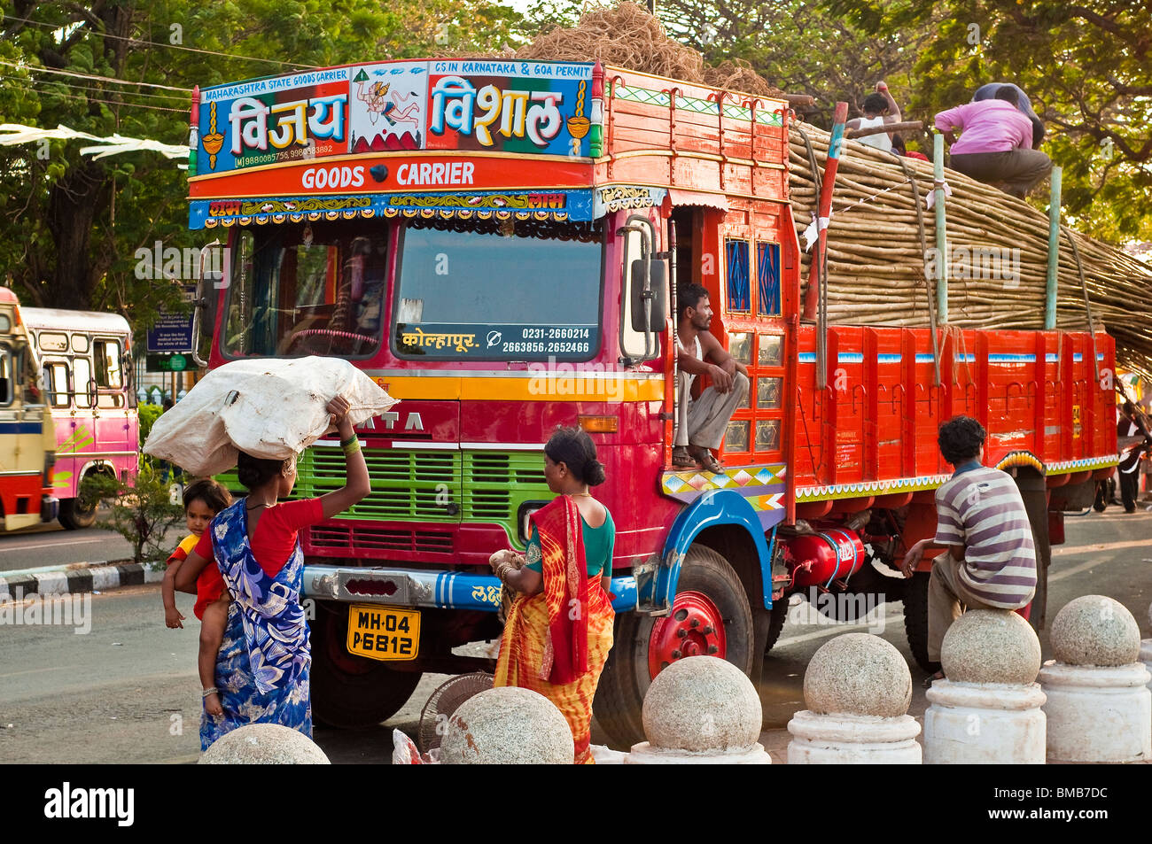indian-goods-delivery-truck-and-indian-women-workers-BMB7DC